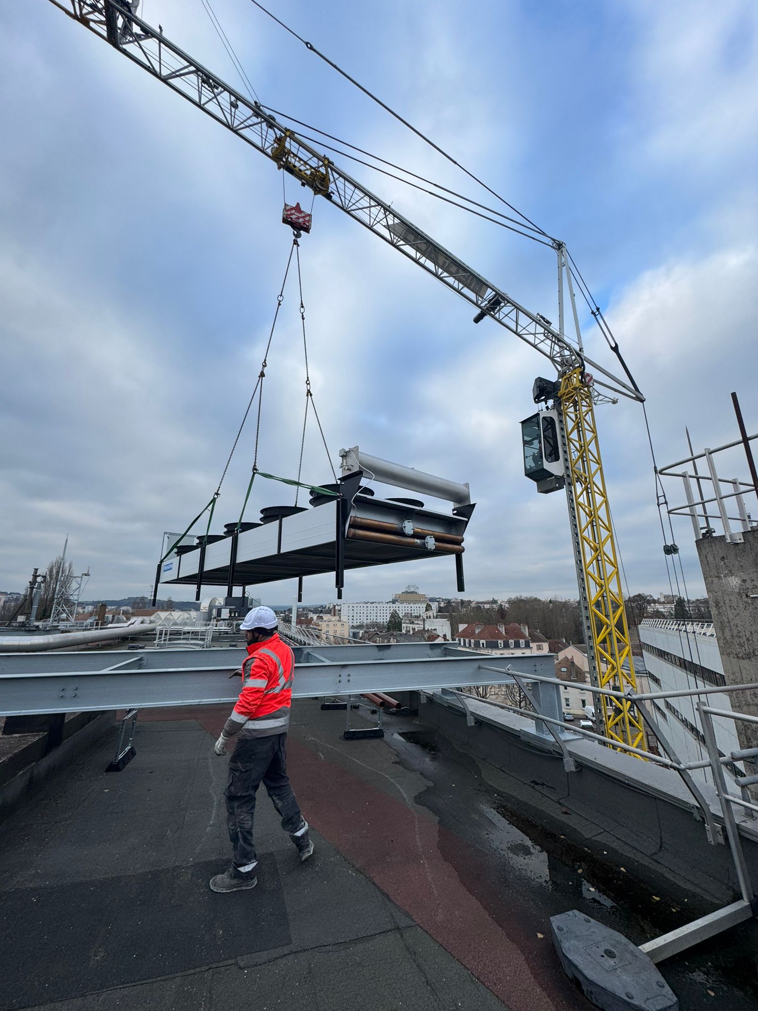 Manutention et levage de l'aéroréfrigérant par grue